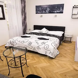 Black & White Apartment Prague By Wenceslas Square And Muzeum Прага
